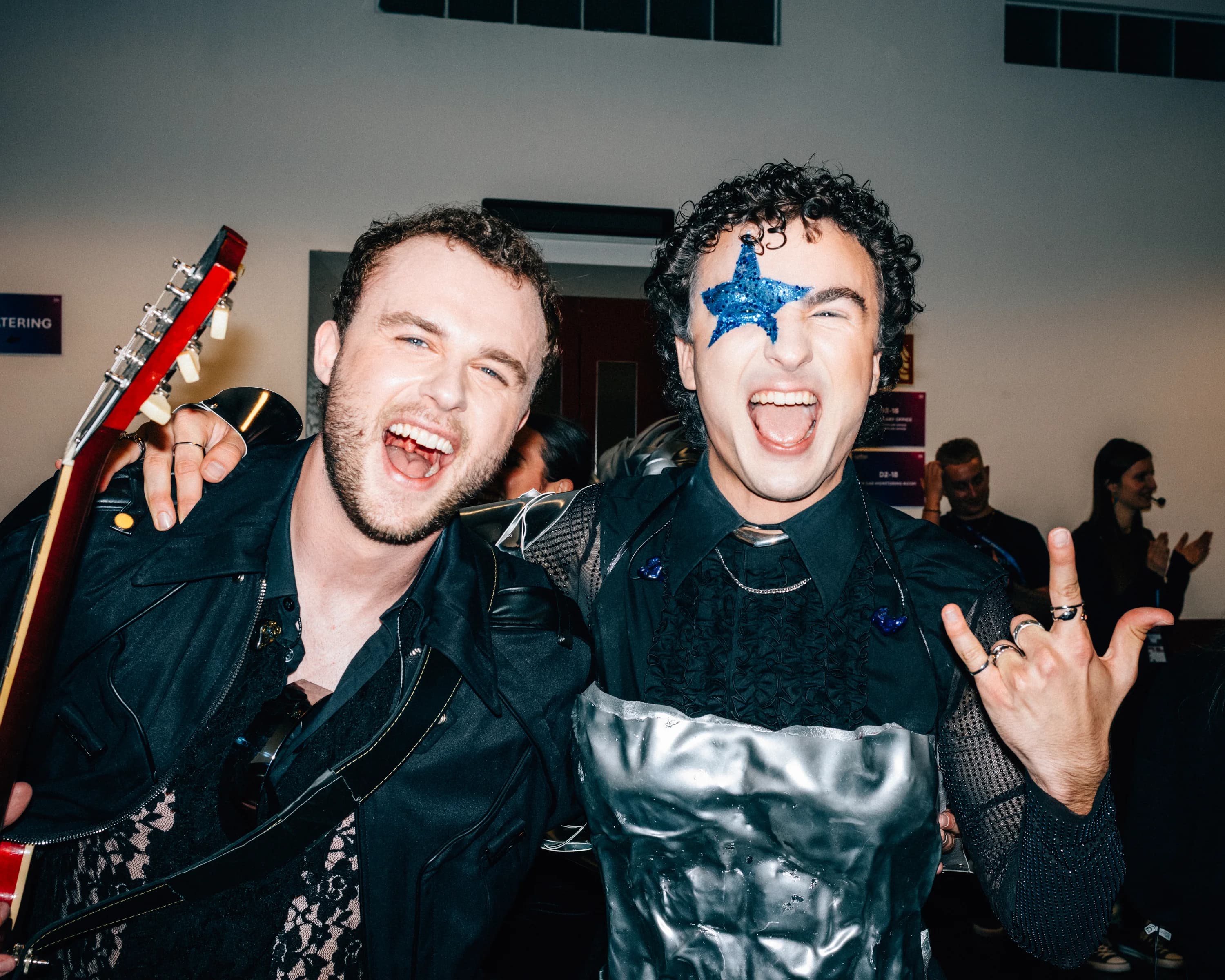 COSMÓ backstage with band