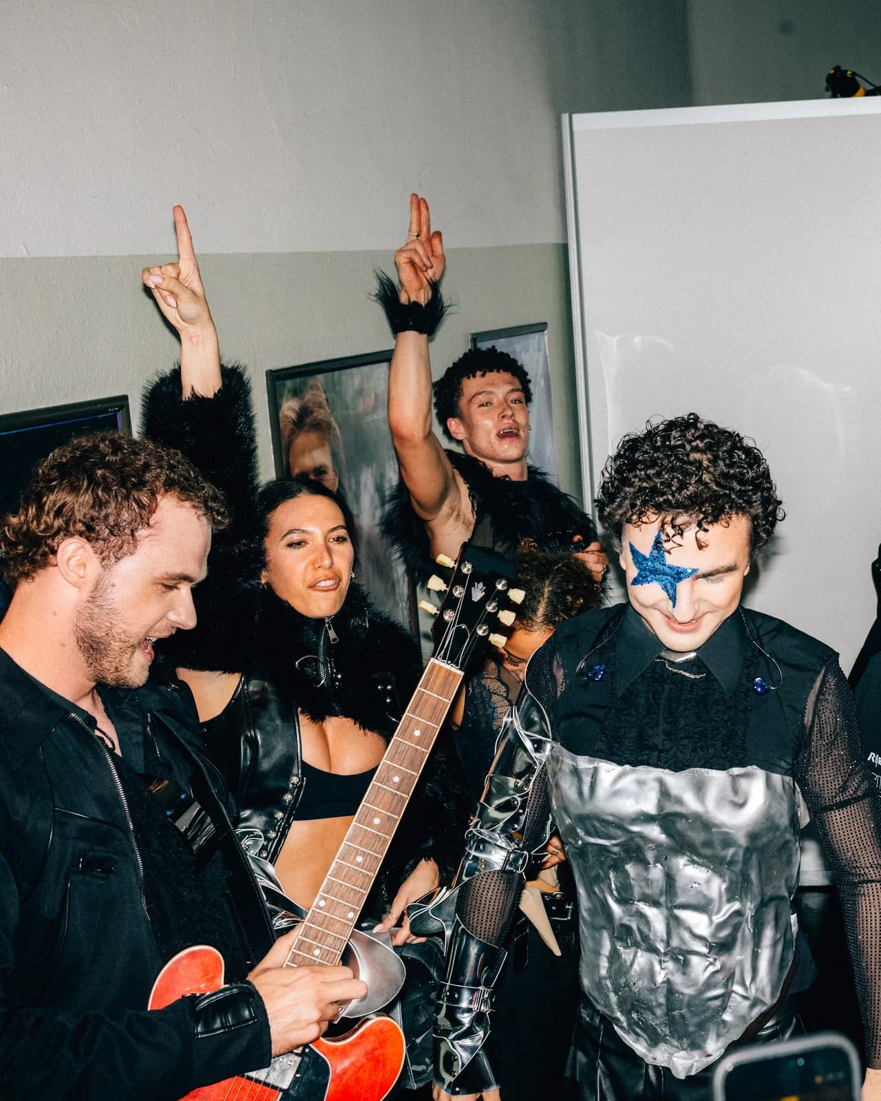 COSMÓ backstage with band