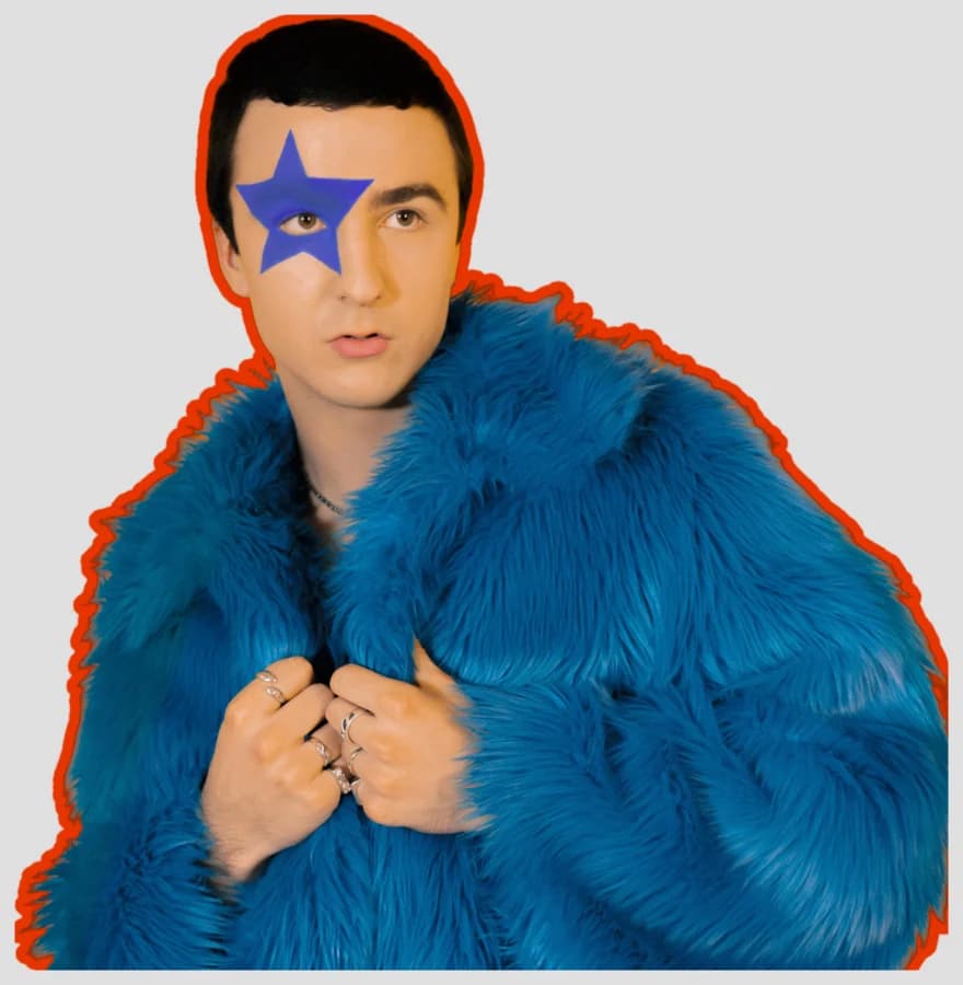COSMÓ im blauen Pelzmantel